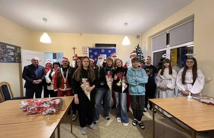  stojąca grupa uczniów ,dyrektor ,wychowawcy i Mikołaje