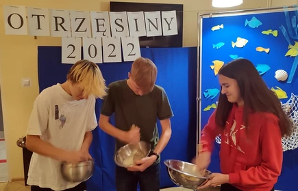 uczniowie podczas występu