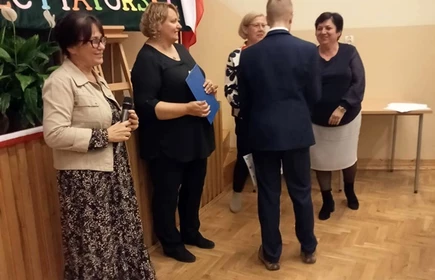 uczeń recytuje wiersz