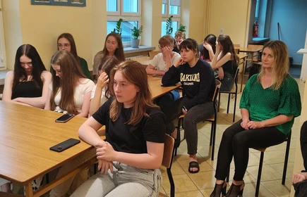 uczniowie słuchają prelekcji