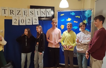 uczniowie podczas występu