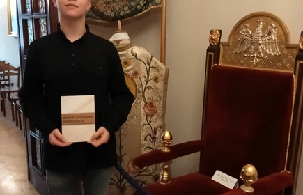 uczeń stojący w sali Domu Bochniaków