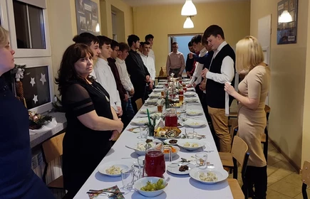 uczniowie podczas kolacji wigilijnej