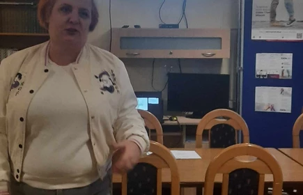 stojąca obok krzeseł  wykładowczyni 
