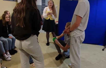 uczniowie podczas występu