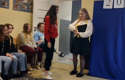 uczniowie podczas występu
