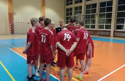 grużuna bursy rozmawia przed meczem