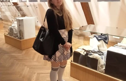 uczennica ogląda wystawę w muzeum