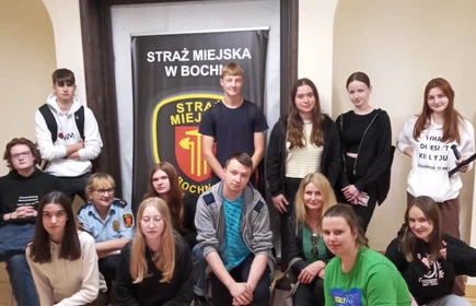 grupa uczniów w holu budynku straży miejskiej
