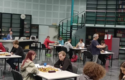 uczniowie grający w szachy w sali