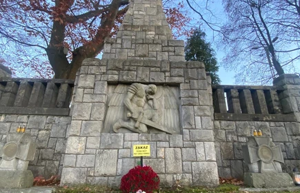 Kamienny Pomnik upamiętniający bohater&oacute;w