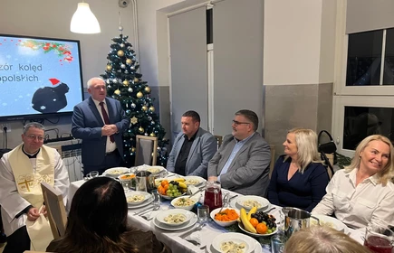 grupa os&oacute;b przy stole wigilijnym