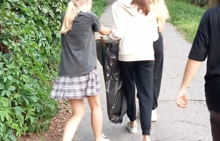 uczniowie porządkują chodnik