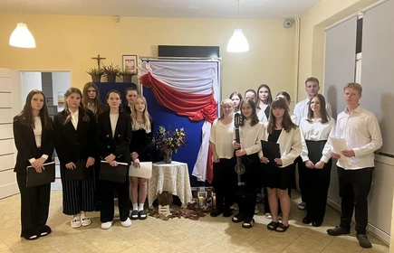 uczniowie w swietlicy podczas przedstawienia