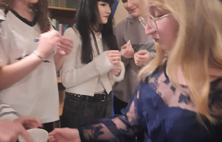 wychowankowie bursy losujący pytania podczas przedstawienia z okazji przywitania klas pierwszych