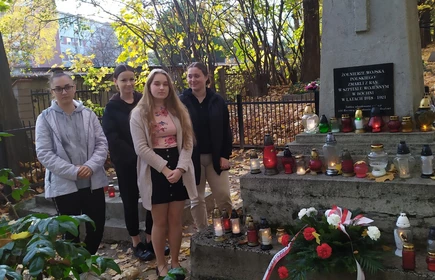 uczniowie prze pomnikiem poległych żołnierzy