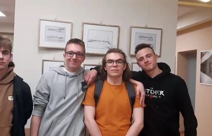 uczniowie w bibliotece