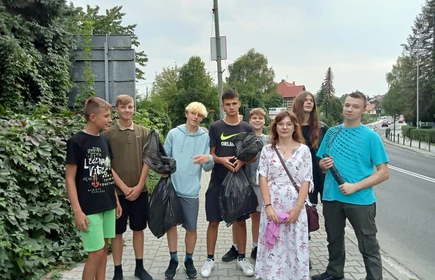 uczniowie podczas akcji sprzątania świata