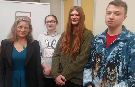 uczniowie bursy stoją w sali bibliotecznej