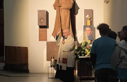 wnętrze kościoła przy pomniku Jana Pawła II