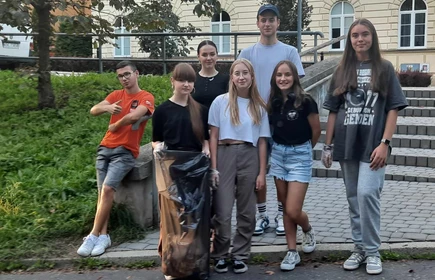 uczniowie stąjący na schodach