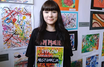 Uczennica trzymająca w rękach dyplom 