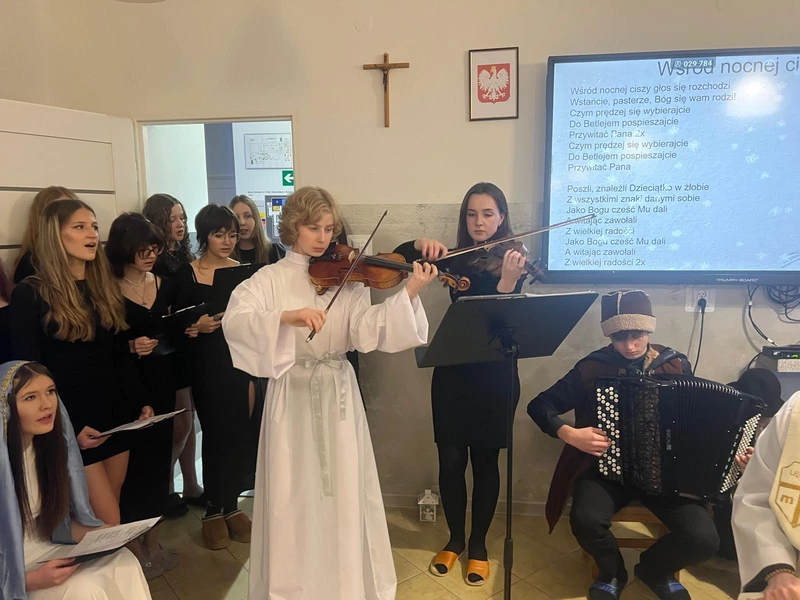 na zdjęciu widać grupę młodzieży przebranych za aniołka ,Maryje ,Józefa i Pastuszków