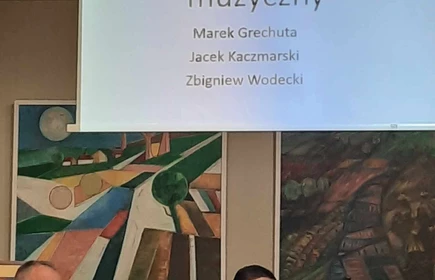 Koncert zespołu muzycznego w sali w bibliotece