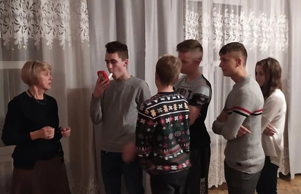 Prowadząca zajęcia wraz z grupą uczniów 