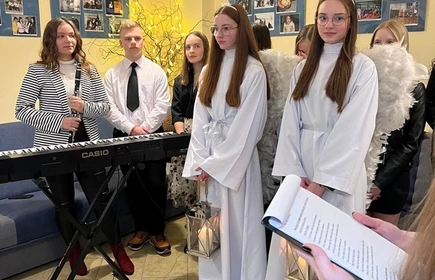 Uczniowie śpiewają kolędy