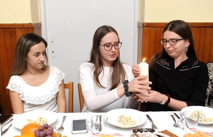 Przekazywanie świeczki przy stole 