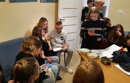 uczniowie uczestniczący w otrzęsinach klas pierwszych