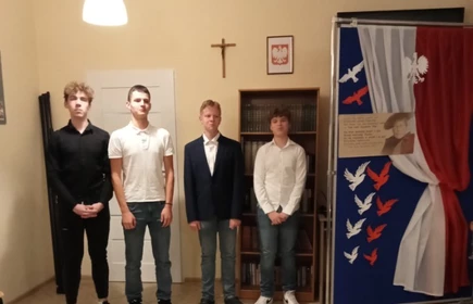 grupa uczniów podczas występu