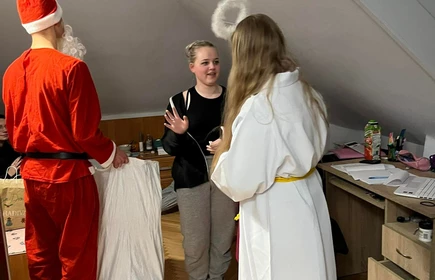 uczniowie obdarowują się prezentami