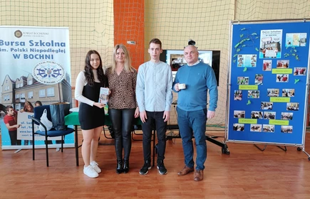 uczniowie i nauczyciele podczas targów