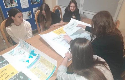 plakaty przygotowane przez uczniów leżące na stole