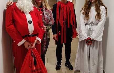 uczniowie podczas mikołajek w bursie