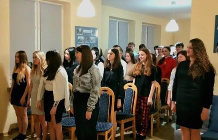 uczniowie spiewają hymn