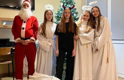 uczniowie w przebraniu mikołaja i aniołów na świetlicy