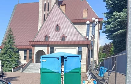 pojemnik z makulaturą na parkingu podczas zbiórki