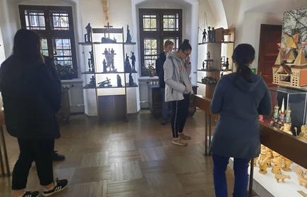 uczniowie zwiedzają salę w muzeum
