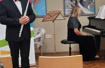 kobieta i mężczyzna grający w sali