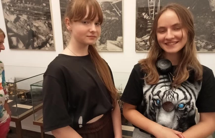 uczennice zwiedzające wystawę w muzeum