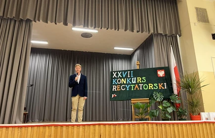uczeń stojący na scenie