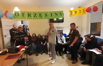 uczniowie uczestniczący w otrzęsinach klas pierwszych
