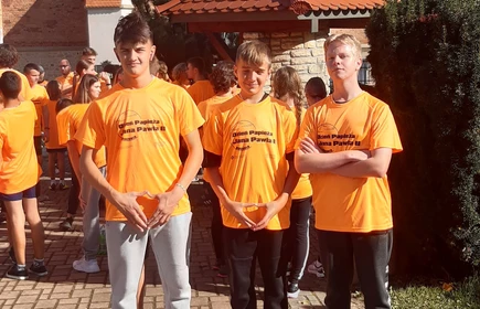 trzech uczniów reprezentujących bursę w biegu