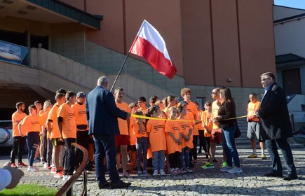 uczniowie na starcie biegu