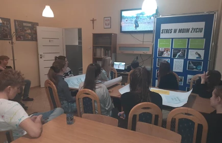 uczniowie podczas zajęć na świeltlicy
