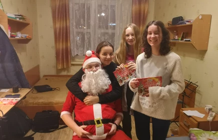 Zdjęcie grupy osób ze ŚW Mikołajem 
