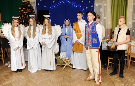Na zdjęciu osoby przebrane za aniołki oraz Maria z Józefem 